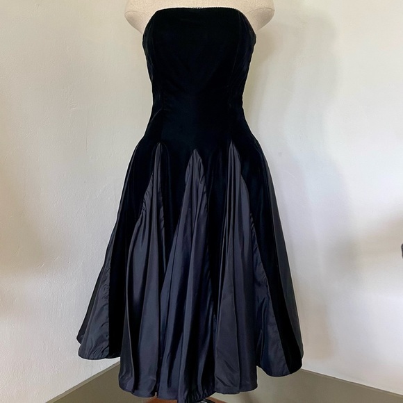 Evenings by Pantagis Dresses & Skirts - Vintage Elegant Strapless Black Velvet Dress STUNNING Size: 5/6 MADE IN USA 🇺🇸